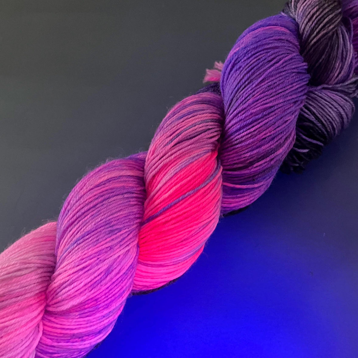 RAMMSKEINS: Oli         100g Variegated Pink Purple Sock Yarn   Fluorescent/UV Reactive