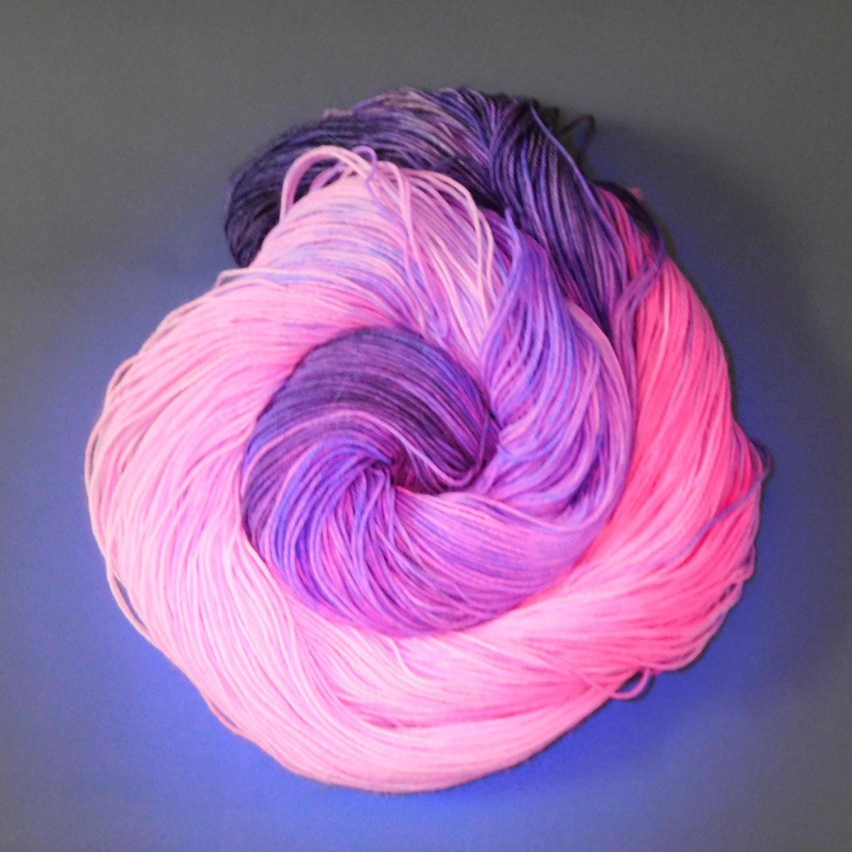 RAMMSKEINS: Oli         100g Variegated Pink Purple Sock Yarn   Fluorescent/UV Reactive